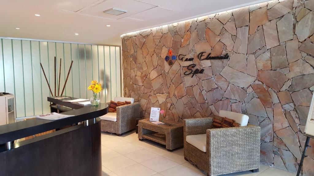 Howard Johnson By Wyndham San Pedro Exterior foto